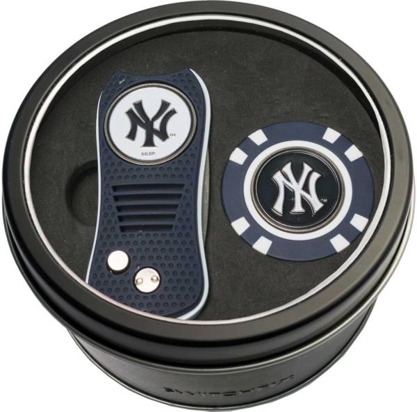 Team Golf New York Yankees Switchfix Divot Tool and Poker Chip Ball Marker Set