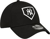 New Era Men's New York Yankees Black Club 39Thirty Stretch Fit Hat