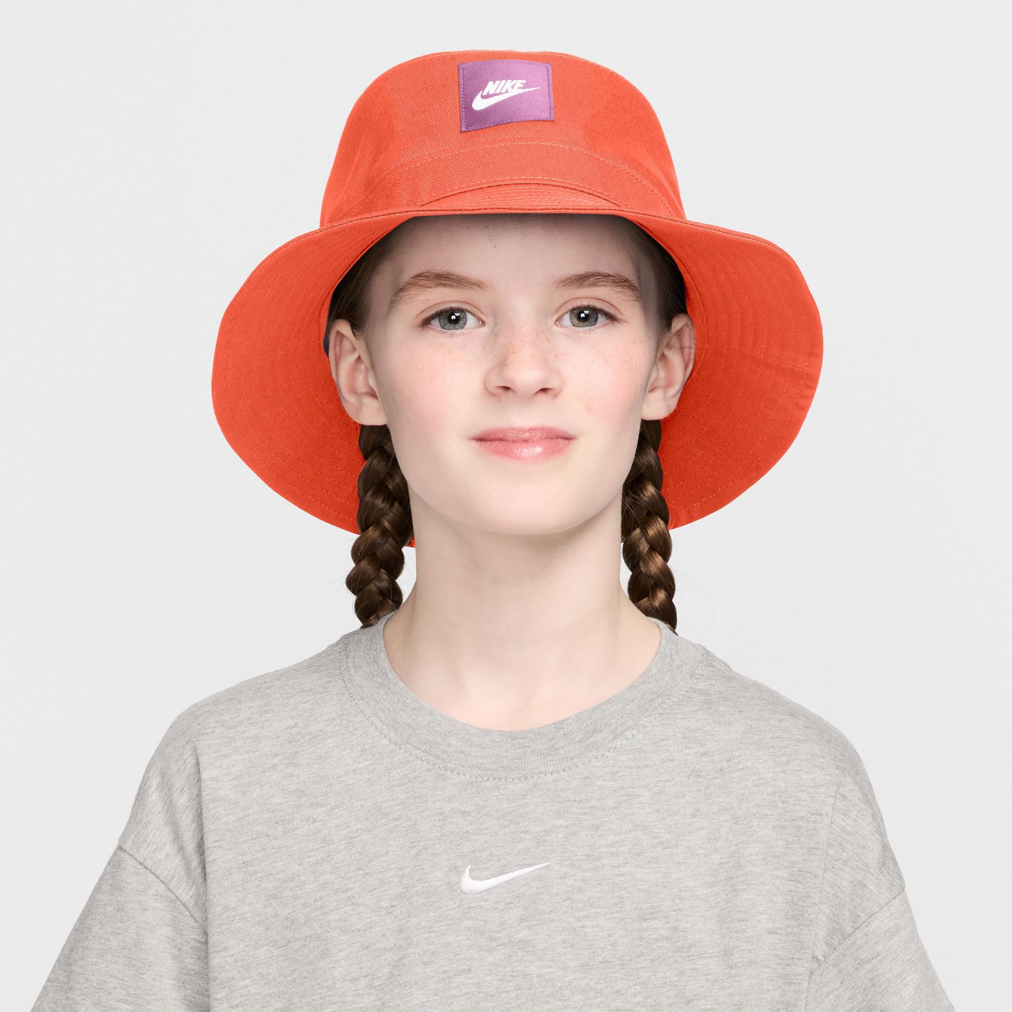 NIKE Apex Wide Brim Bucket Hat Orange Apricot Women\'s Sz M *NEW* HJ7135-844 Nike Apex Swoosh Bucket Hat – DTLR main image 2