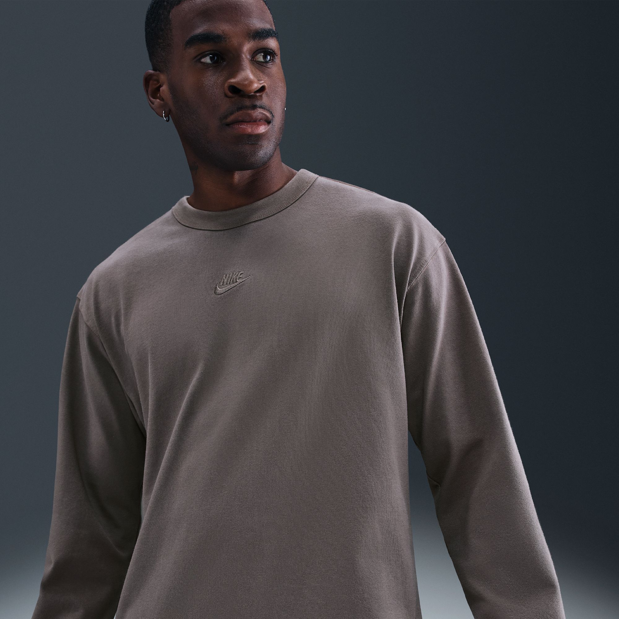 Nike Men's Sportswear Premium Essentials Long Sleeve T-Shirt