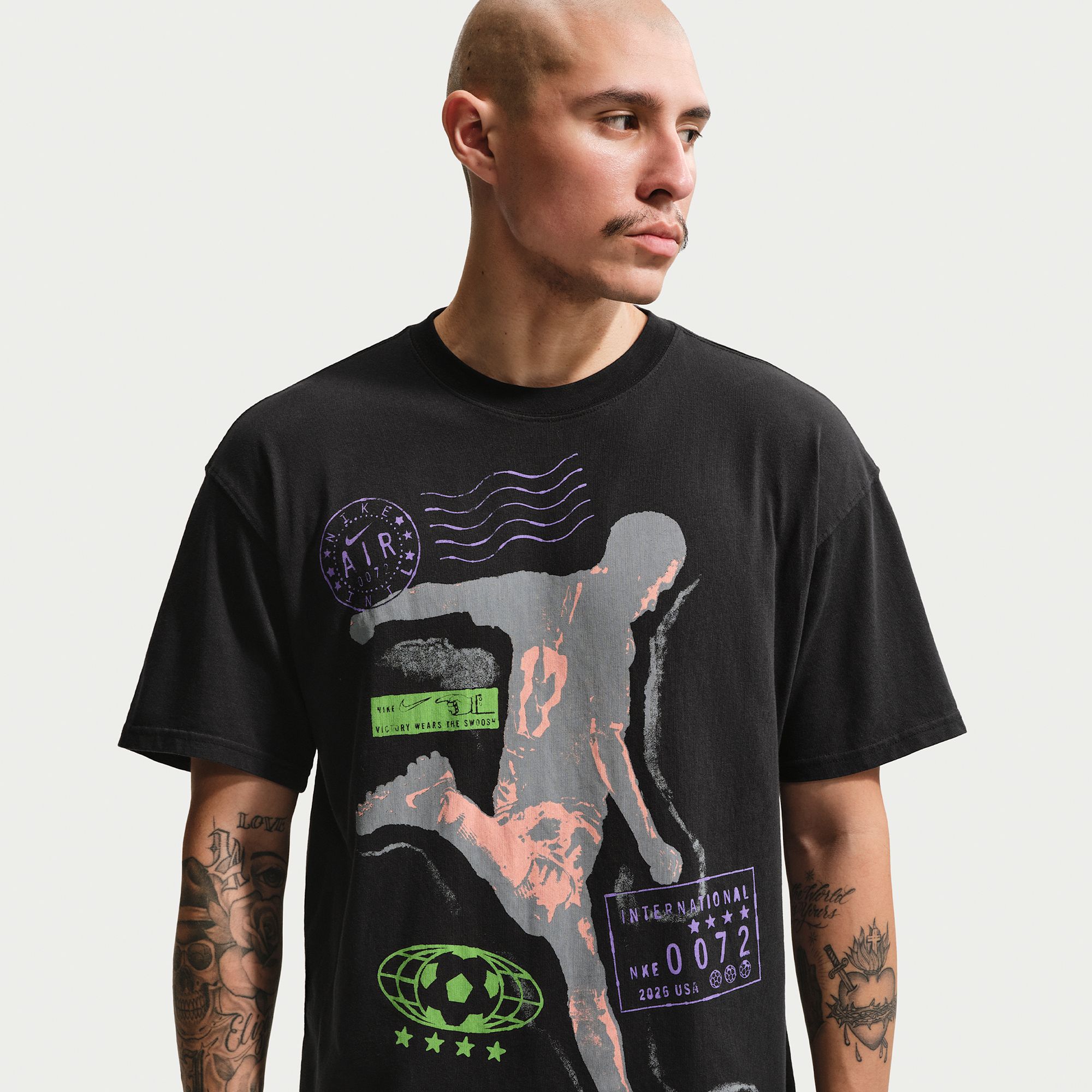 【新品未使用】NIKE AS M NK TEE SL HYPERLOCAL Nike Men's Sportswear International Soccer Graphic T-Shirt