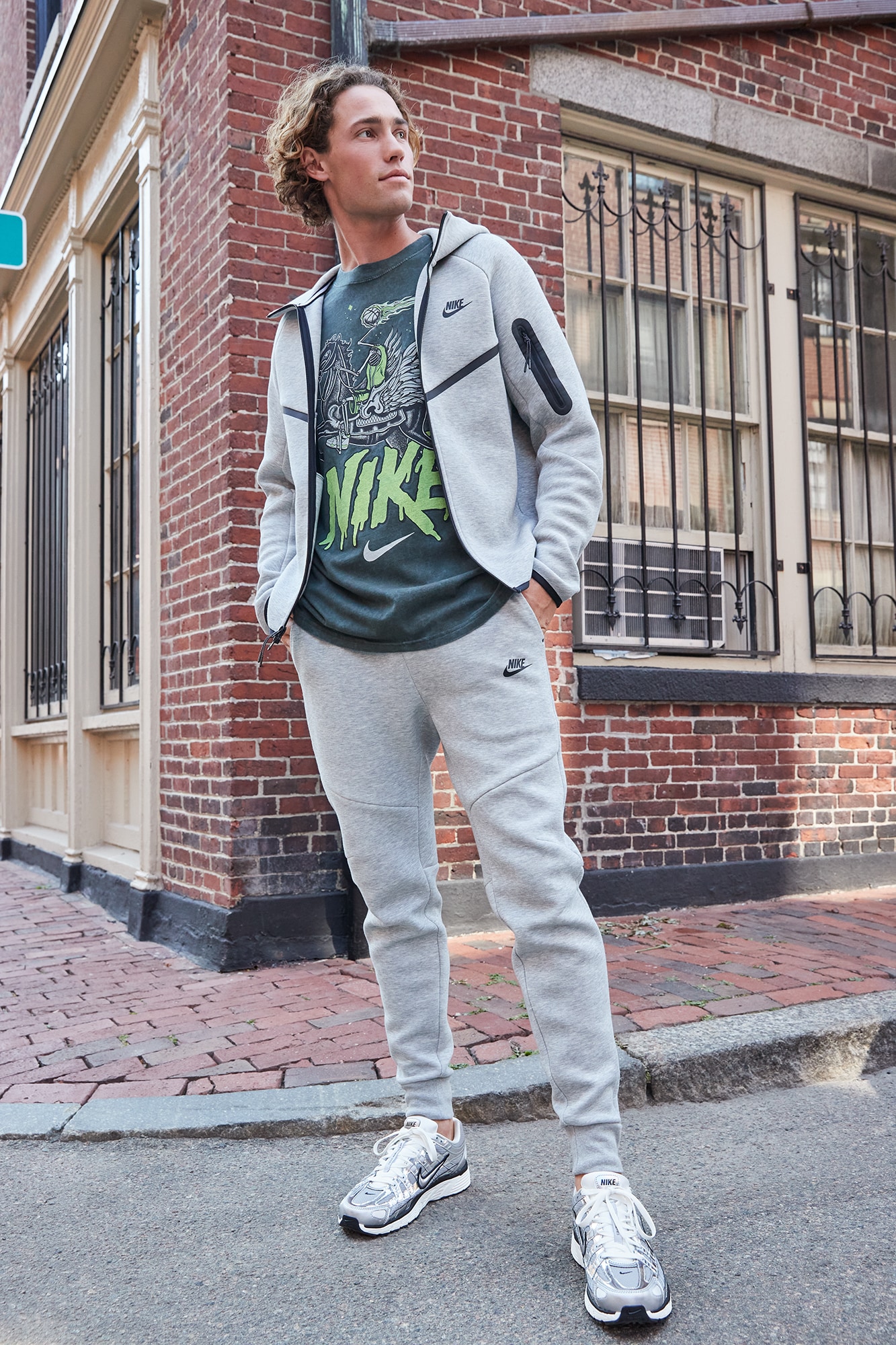 Nike Men's Sportswear Tech Fleece 1/2 Zip Sweatshirt Nike Men's Sportswear Tech Fleece 1/2 Zip Sweatshirt