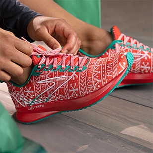 brooks mens christmas shoes