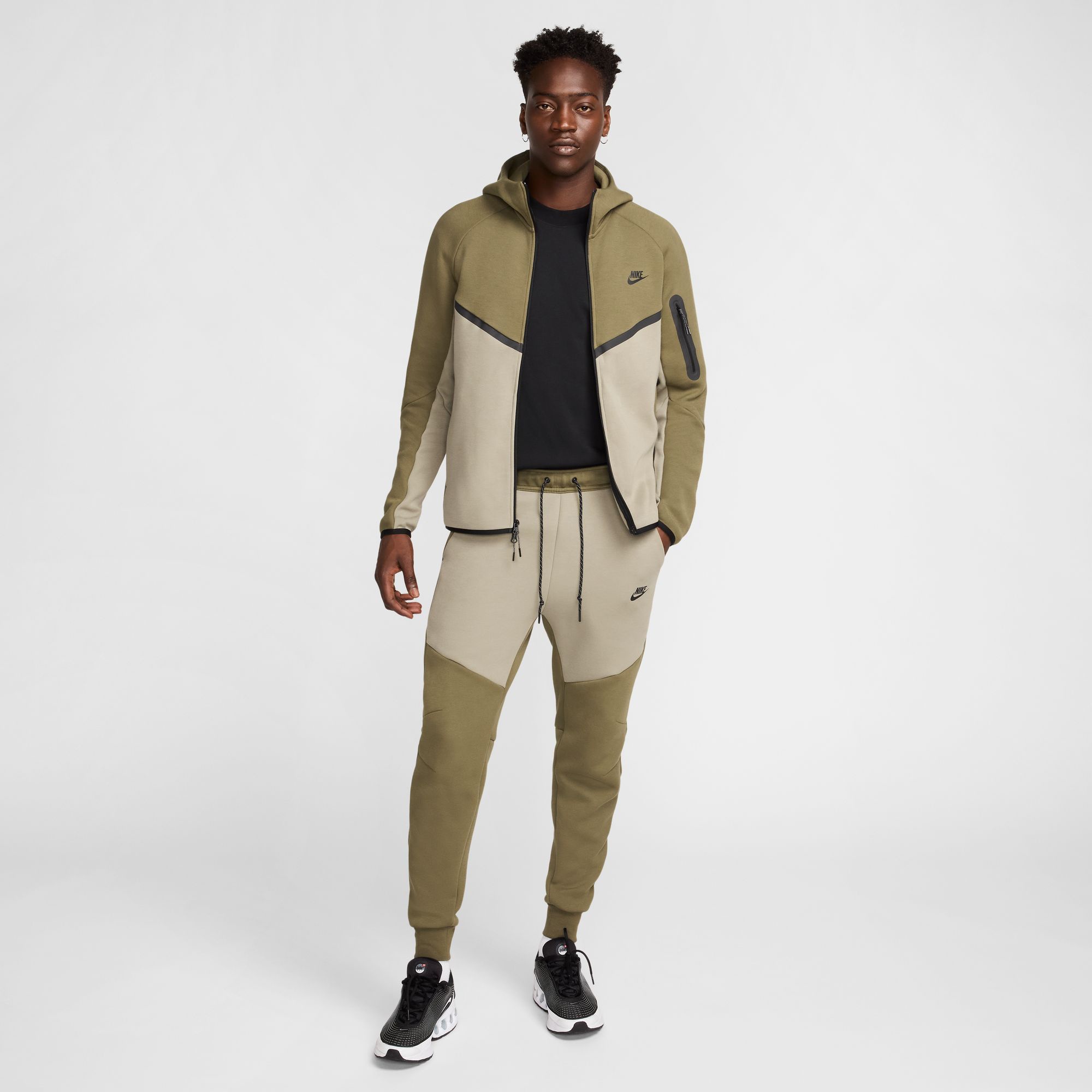 NIKE TECH FLEECE GRAPHIC 